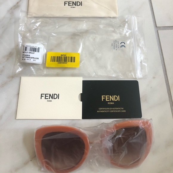 🔥NEW SHOW STOPPER FENDI SUNGLASSES 🔥 - Picture 6 of 16